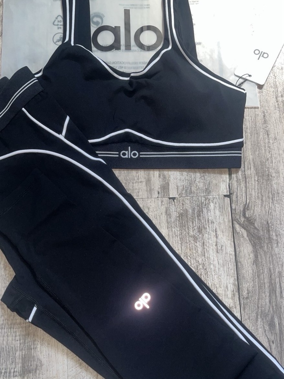 ALO Yoga Black Seam-Trim High-Waist Leggings & Matching Sports Bra - Picture 2 of 4